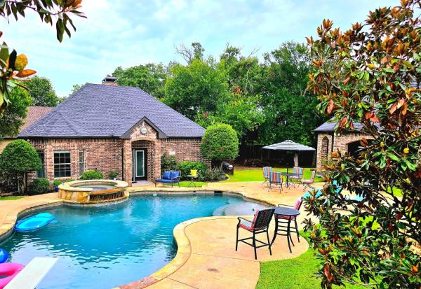 Na fotografii je vidět objekt Exquisite Country Guest House with POOL & HOT TUB nacházející se ve městě Bristol.