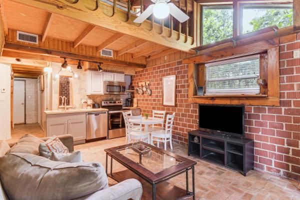 A la foto es mostra l'objecte Riverfront Anglers Cabin in Fairhope with Deck! situat a la ciutat de Silverhill.