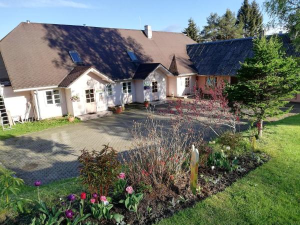 På bildet vises objektet Vaskna turismitalu som ligger i byen Halla.