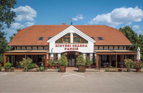 Na fotografii je vidět objekt Kígyósi Csárda & Panzió nacházející se ve městě Fülöpszállás.