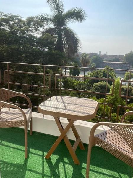 Nella foto è visibile l'oggetto شقه فندقي 2BR zamalek nile view situato nella città di Il Cairo.