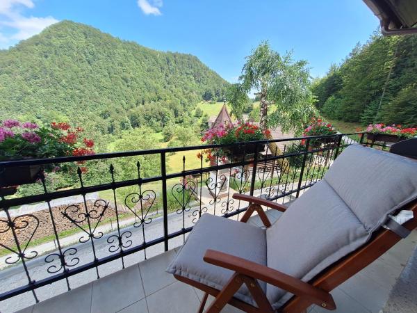 Na zdjęciu widoczny jest obiekt Apartma Slovenias położony w mieście Škofja Loka.