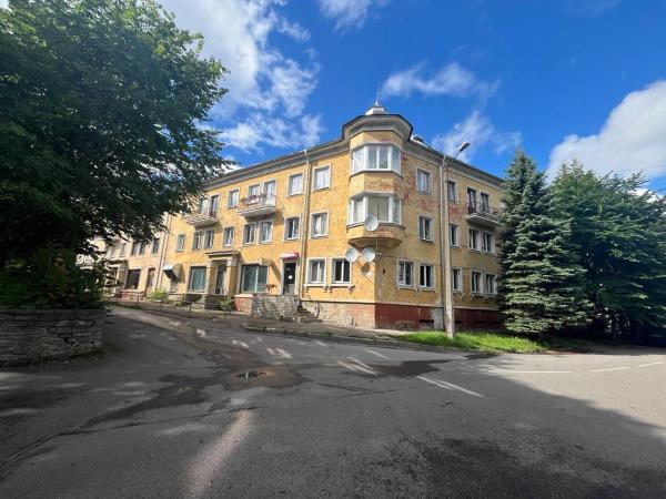 The photo shows the Santel Apart Hostel located in the city of Narva.
