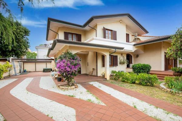 A la foto es mostra l'objecte GOLDEN LUXE - Grand Villa with Exlusive Garden situat a la ciutat de Camaiore.