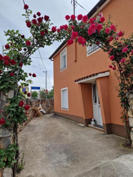 照片显示了位于Petrovija市的Apartma Olivin物件。