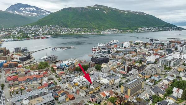 Apartment downtown with queensize bed and parking, Tromsø