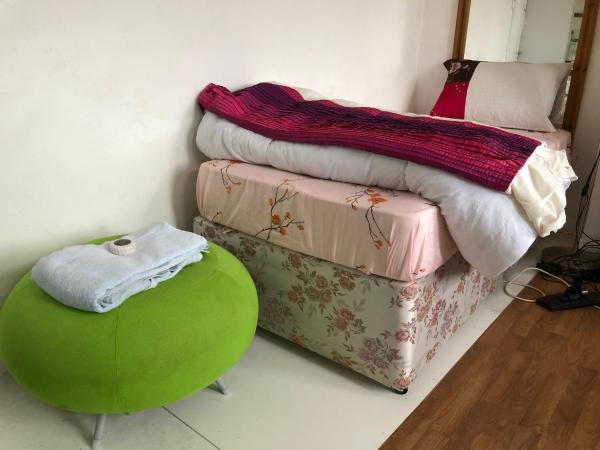 Na fotografii je vidět objekt an Extra Large Room with patio & own front entrance Rotherham nacházející se ve městě Rawmarsh.