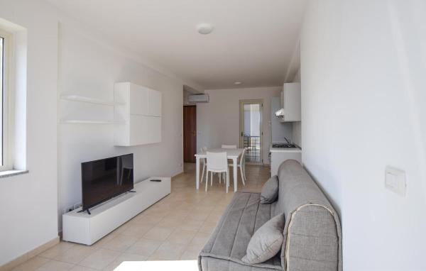 A la foto es mostra l'objecte Awesome Apartment In Isca Marina situat a la ciutat de Badolato.
