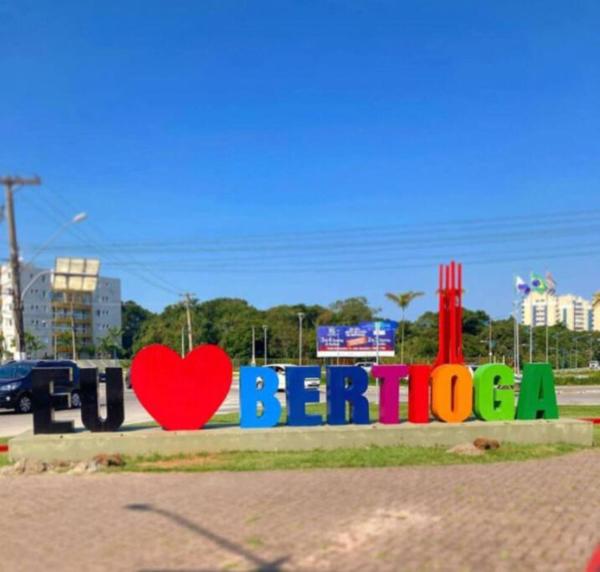 Na zdjęciu widoczny jest obiekt Casa Centro de Bertioga - SP terrea 300 metros da praia - Marcondes 05 położony w mieście Bertioga.