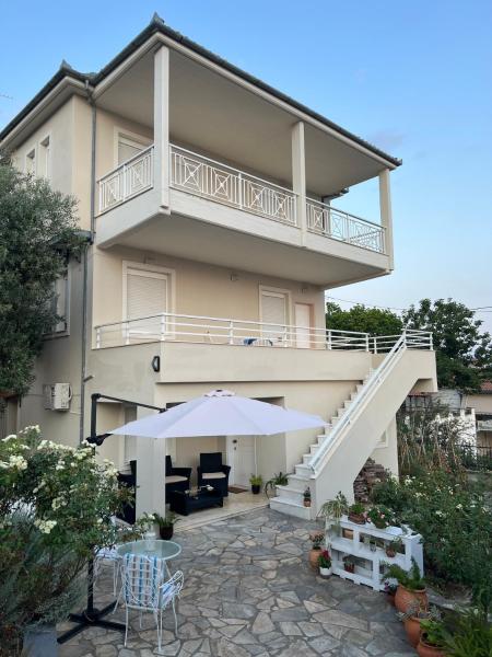 Na fotografii je vidět objekt Aiolos Seaside Apartment nacházející se ve městě Marathos.