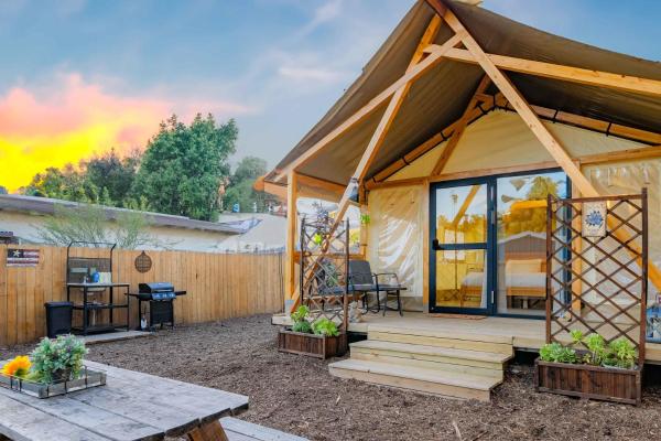 På bilden syns objektet Urban Oasis Luxe Glamping with King Bed & BBQ som ligger i staden San Dimas.
