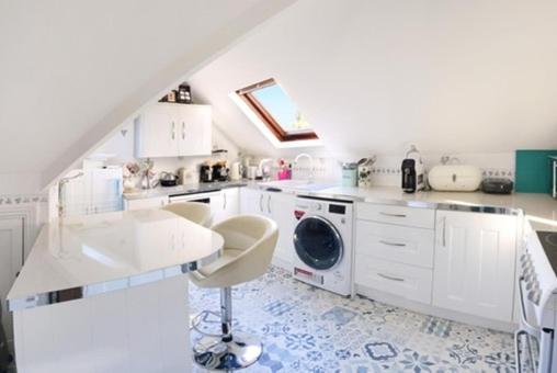 Nella foto è visibile l'oggetto Charming loft sleeps up to 9 with spa option situato nella città di Bournemouth.