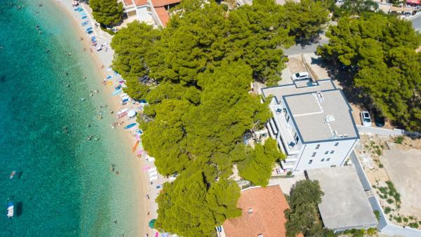 Na zdjęciu widoczny jest obiekt Family friendly seaside apartments Brela, Makarska - 6007 położony w mieście Brela.