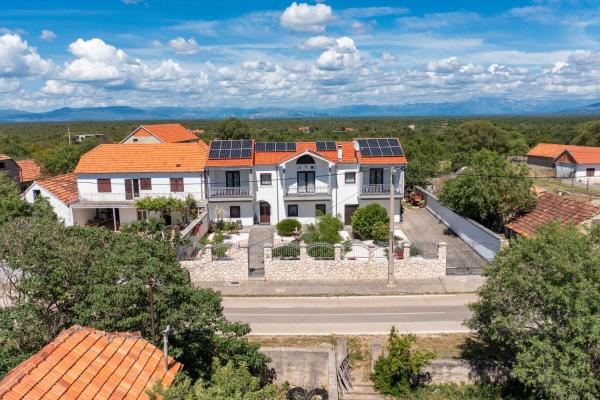 Na zdjęciu widoczny jest obiekt Apartments with parking space Smrdelje, Krka - 23078 położony w mieście Bribir.