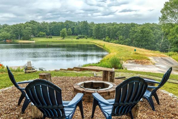 A la foto es mostra l'objecte Edgewater Escape With Hot Tub situat a la ciutat de Innsbrook.