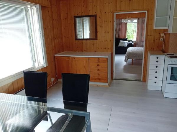 Na fotografii je vidět objekt Tilava yksiö suurella puutarhalla nacházející se ve městě Säkinmäki.