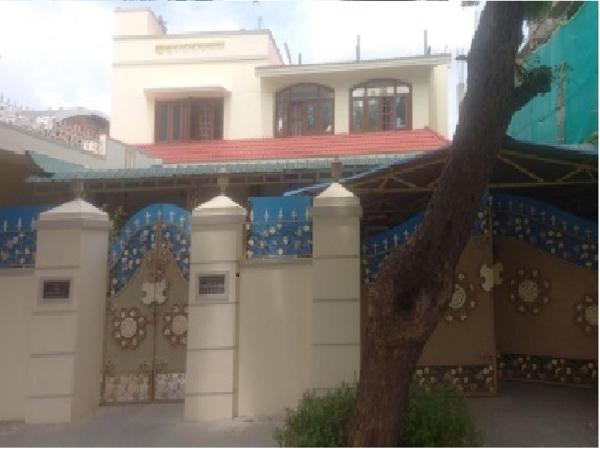 The photo shows the Bharathi Bhavanam located in the city of Kāraikkudi.