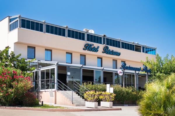 照片显示了位于Petrcane市的Hotel Petrčane物件。