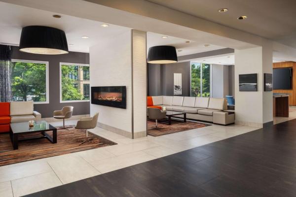 A la foto es mostra l'objecte Embassy Suites by Hilton Washington DC Chevy Chase Pavilion situat a la ciutat de Washington.