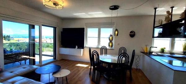 A la foto es mostra l'objecte Apartment with a sea view situat a la ciutat de Vodice.