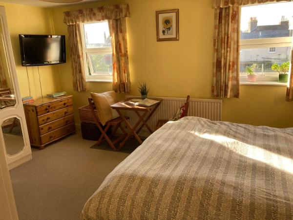 På billedet ses objektet Sunny room in Old Emsworth Village in private house beliggende i byen Emsworth.
