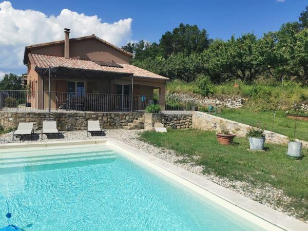照片显示了位于Vesseaux市的Piscine privative le champs des oiseaux物件。