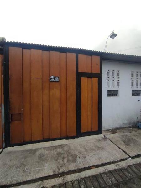 The photo shows the B&B Guest House located in the city of Genteng.