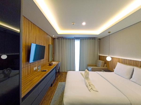 A la foto es mostra l'objecte Cozy Studio Room at Mataram City Apartment By Travelio situat a la ciutat de Kejayan.