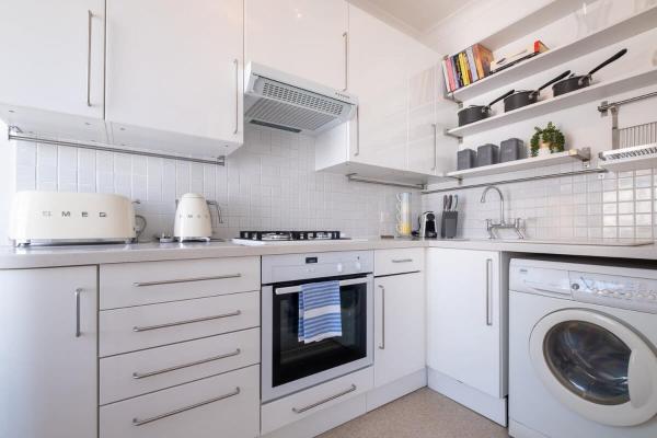 Фотография 3: Host & Stay - Guildford Apartment