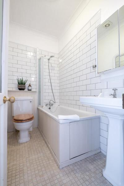Фотография 9: Host & Stay - Guildford Apartment