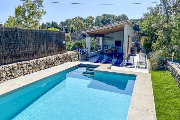 写真にはポリェンサ市にあるVilla Guineuが写っています。
