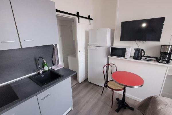 Na foto é possível ver o objeto Studette 1 centre-ville localizado na cidade de Le Ployron.