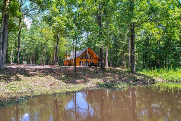 En la foto se muestra el objeto Upscale Broken Bow Cabin: Hot Tub & Fishing Pond! ubicado en la ciudad de Broken Bow.