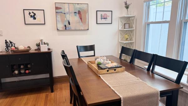A la foto es mostra l'objecte Modern and Cozy Pine Hills Home from Early 1900s situat a la ciutat de Albany.