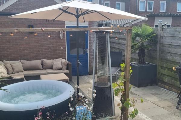 På billedet ses objektet Garden, Jacuzzi, bbq, city centre, 2 bedrooms beliggende i byen Alkmaar.