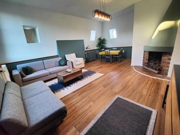 A la foto es mostra l'objecte logement de charme 2 chambres 100m2 hypercentre 2ème étage situat a la ciutat de Nemours.