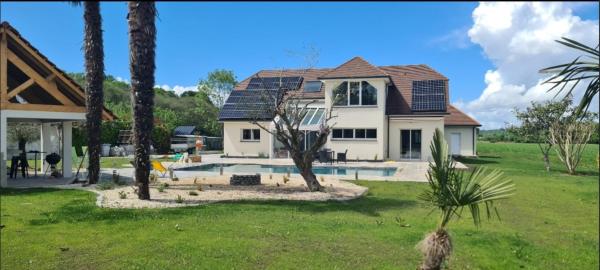 På bilden syns objektet Maison en Campagne avec piscine som ligger i staden Lamarque-Pontacq.