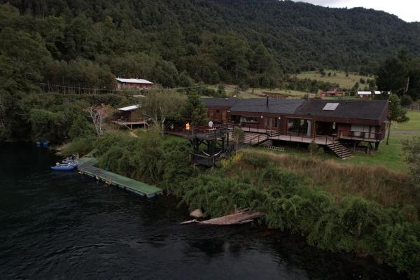 Na fotografii je vidět objekt Pucontours River Lodge nacházející se ve městě Pucón.