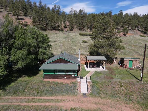På billedet ses objektet Decker's Cabin- fly fish on the Gold Medal South Platte River beliggende i byen Deckers.