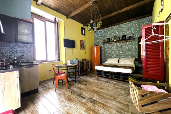 Na zdjęciu widoczny jest obiekt Famme sta cuiete appartamento Napoli centro położony w mieście Neapol.