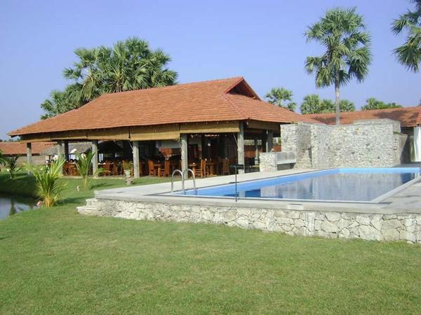 写真にはAkkaraipattu市にあるThompukandam Village Resortが写っています。