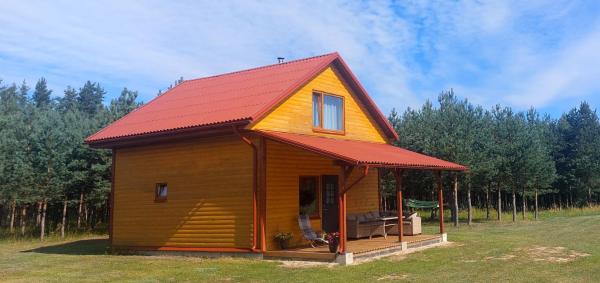 På billedet ses objektet Viesu māja Bezdelīgas beliggende i byen Dekšāre.