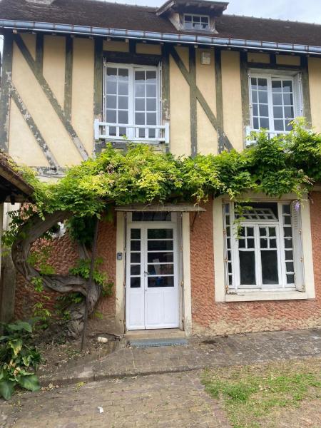 På billedet ses objektet Spacieuse maison, terrasse, 10 couchages, Asterix beliggende i byen Cinqueux.
