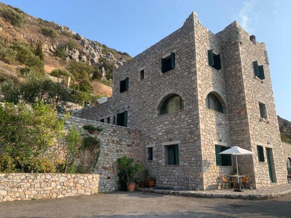 照片显示了位于Neon Oitilon市的Vatoulia House物件。