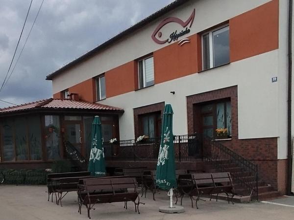 Na zdjęciu widoczny jest obiekt Karpiówka noclegi położony w mieście Osiek.