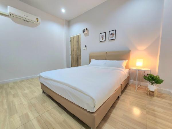 A la foto es mostra l'objecte โรมแรมชวนชม Chuanchom Hotel situat a la ciutat de Maha Sarakham.