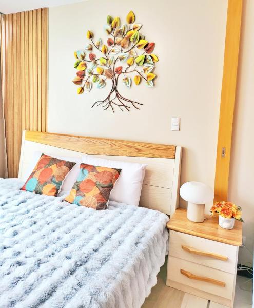 BGC One Uptown Residence King Bed 3 min walk to malls and restaurants, Manila