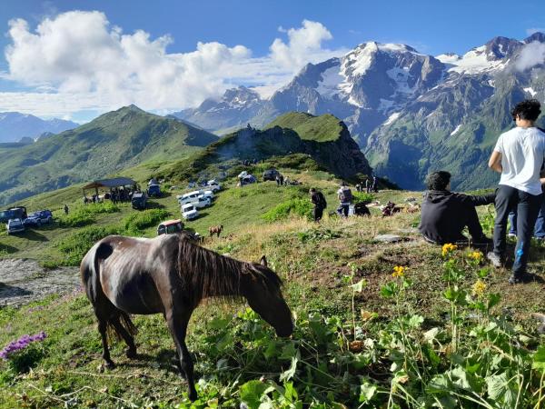 The photo shows the Sarag Family Guesthouse Svaneti located in the city of Sgobuldi.
