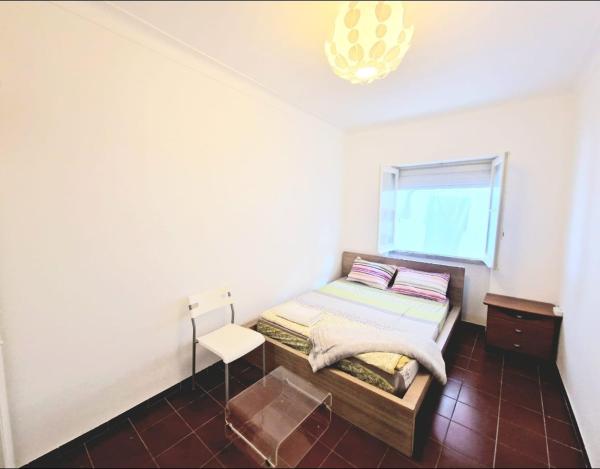 På billedet ses objektet Standard Double Room T4 Apartmnt beliggende i byen Almada.