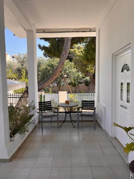 A la foto es mostra l'objecte Panos Apartments situat a la ciutat de Artemida.